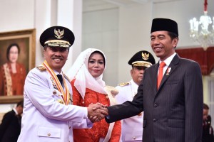 President Jokowi congratulates the newly-inaugurated Governor of Riau Province, Syamsuar, at the State Palace, Jakarta, Wednesday (20/2) (Photo: Oji/PR)