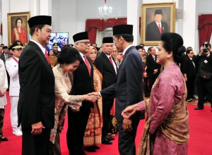 President Jokowi congratulates the newly appointed Indonesian ambassadors, at the State Palace, Jakarta, Wednesday (13/2). (Photo by: Jay/Public Relations).