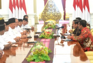 President Jokowi accompanied by Minister of Agriculture and Presidential Chief of Staff receives committee of DPP APTRI, at Merdeka Palace, Jakarta, Tuesday (5/3). (Photo: Rahmat/PR)