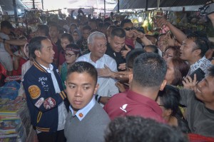 President Jokowi shakes hands with the locals at Balige Traditional Market, Toba Samosir, North Sumatra, Friday (15/5). Photo by: AGUNG/PR