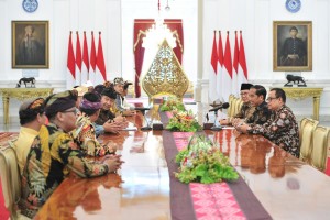 President Jokowi accompanied by Minister of Religious Affairs and Presidential Special Staff receives Committee of PHDI, at Merdeka Palace, Jakarta, Tuesday (5/3). (Photo: JAY/PR)