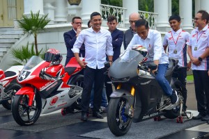 President Jokowi witnessed by a number of riders tries to ride a racing bike at the Bogor Presidential Palace, West Java, Monday (11/3). (Photo by: Agung /PR)
