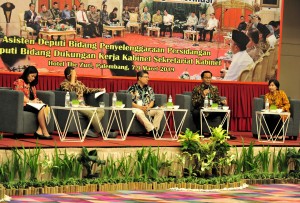 Caption photo: Speakers at the Coordination Meeting on Quality Improvement of the Implementation of Cabinet Meeting take a group photo, in Palembang, South Sumatra, Friday (8/3). (Photo by: Anggun/PR).