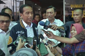 President Jokowi accompanied by Coordinating Minister for Maritime Affairs and Presidential Chief of Staff answers reporters questions after lunch at Bukit Tinggi Restaurant, Humbang Hasundutan, North Sumatera, Friday (15/3). (Photo: Agung/PR)