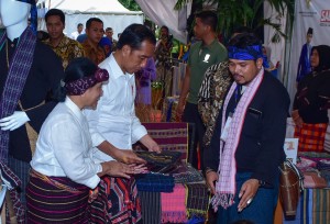 President Jokowi visits the 2019 Indonesian Sarong Festival at the Southeast Plaza of Bung Karno, Senayan, Central Jakarta, Sunday (3/3). (Photo by: Agung/PR).