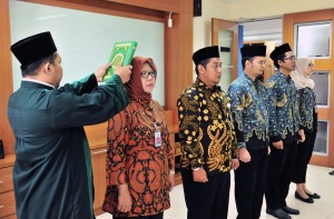 3 Pejabat Fungsional Penerjemah Setkab dan 2 Pejabat Fungsional Pustakawan Kemensetneg dilantik dan diambil sumpahnya oleh Kepala Bro SDM Kemensetneg, Andri Kurniawan, di Ruang Perpustakaan Lantai 3 Gedung I, Kemensetneg, Jakarta, Jumat (29/3) siang. (Foto: JAY/Humas)
