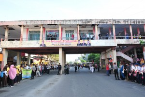 Warga Gorontalo menanti kehadiran Presiden Jokowi yang dijadwalkan meninjau Pasar Sentral, Gorontalo, Jumat (1/3) pagi. (Foto: JAY/Humas)