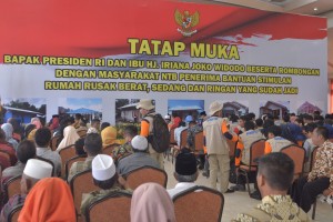 The atmosphere of the Stimulant Assistance Disbursement of Heavy, Medium and Light Damaged House at West Lombok, West Nusa Tenggara, Friday (22/3). (Photo by: Deny/PR)