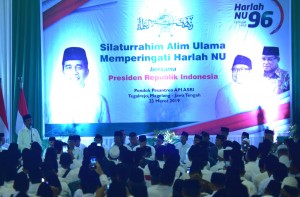 Presiden Jokowi memberikan sambutan pada menghadiri Silaturrahim Alim Ulama dalam Memperingati Harlah NU, di Pondok Pesantren Salafi Asri, Tegalrejo, Kabupaten Magelang, Sabtu (23/3) sore. (Foto: Rahmat/Humas)