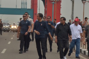 President Jokowi attends Millennials Safety Road Festival at Ampera Bridge, Palembang, South Sumatra, Saturday (9/3). Photo by: Oji/PR.