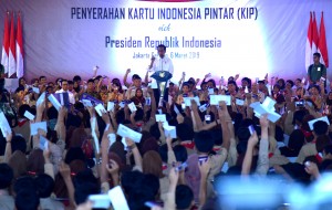 President Jokowi counts the Smart Indonesia Card (KIP) received by 3,300 students at Lebak Bulus, Jakarta, Wednesday (6/3). (Photo: Rahmat/PR)