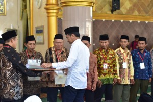 Presiden Jokowi menyerahkan 814 sertifikat tanah wakaf, di Masjid Istiqlal, Terbanggi Besar, Kabupaten Lampung Tengah, Jumat (8/3) siang. (Foto: Deny S/Humas)