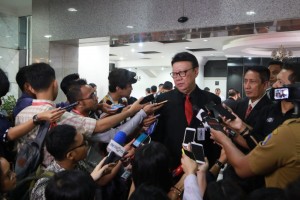 Minister of Home Affairs Tjahjo Kumolo answers reporters questions after attending an oath-taking ceremony of Deputy Chairman of the Constitutional Court (MK) for 2019-2021 period at MK Building, Jakarta, Tuesday (26/3). (Photo: PR Division of Ministry of Home Affairs)