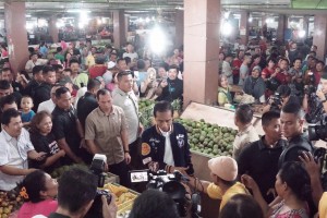 Ratusan warga terus mengikuti kunjungan Presiden Jokowi ke Pasar Petisah, Medan, Sumut, Sabtu (16/3) pagi. (Foto: Dinda M/Humas)