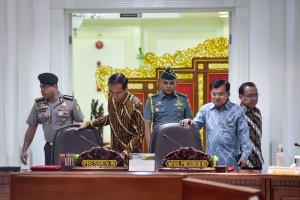 Presiden Jokowi didampingi Wakil Presiden Jusuf Kalla dan Mensesneg bersiap memimpin Sidang Kabinet Paripurna, di Kantor Presiden, Jakarta, Rabu (6/3) siang. (Foto: AGUNG/Humas)