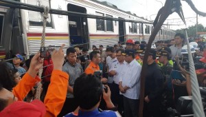 Minister of Transportation Budi Karya Sumadi on Sunday (10/3) inspected Jakarta-Bogor commuter line which was derailed at Kebon Pedes, Bogor. Photo by: PR of Ministry of Transportation.