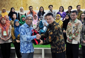 Assistant to the Deputy Cabinet Secretary for State Documents and Translation Eko Harnowo gives souvenirs to Deputy Minister of Foreign Affairs Abdurrahman Mohammad Fachir on a visit to Ministry of Foreign Affairs Education and Training Center, Friday (22/3). (Photo by: Jay/PR)