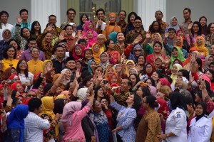 President Jokowi takes picture with representatives of Grass Root Womens Movement (Perempuan Arus Bawah) at the Merdeka Palace, Jakarta, Wednesday (6/3). Photo by: Deny S/PR.