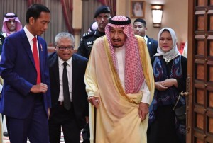 King Salman welcomes President Jokowi at the King's Private Palace (Al-Qasr Al-Khas), Sunday (14/4). (Photo by: BPMI)