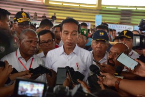 President Jokowi answers questions from reporters after visiting Kemiri State Elementary School in Sentani, Jayapura Regency, Monday (4/1). (Photo by: PR/OJI)
