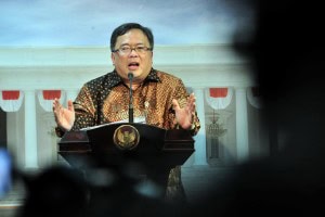 Minister of National Development Planning (PPN)/Head of the National Development Planning Agency (Bappenas) Bambang Brodjonegoro delivers his press statement after attending a Limited Cabinet Meeting at the Presidential Office, Jakarta, Monday (29/4). (Photo by: PR/JAY)
