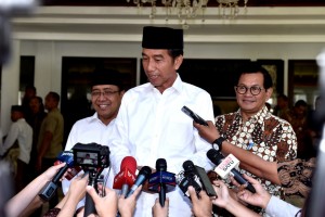 President Jokowi accompanied by Minister of State Secretary and Cabinet Secretary answers reporters questions after Friday prayer at Baitussalam Mosque, Bogor Presidential Palace, West Java, Friday (29/3). (Photo by: Presidential Secretariat)