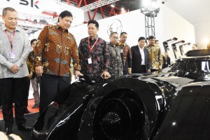 Minister of Industry Airlangga Hartarto attends the opening of the 2019 Indonesia International Motor Show (IIMS) in Jakarta, Thursday (25/4). Photo by: PR of Ministry of Industry.