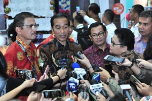 Presiden Jokowi didampingi Seskab Pramono Anung menjawab wartawan usai membuka Inaraft 2019, di JCC Jakarta, Rabu (24/4) siang. (Foto: JAY/Humas)