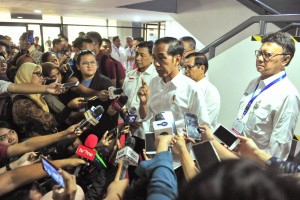 President Jokowi answers reporters questions at Gelora Bung Karno Sports Complex, Wednesday (10/4). (Photo: Jay/PR).
