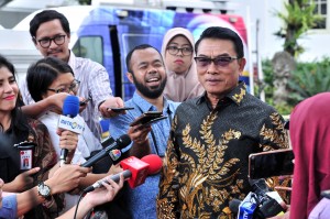 Kepala Staf Kepresidenan Moeldoko menjawab wartawan usai mengikuti rapat terbatas, di Istana Merdeka, Jakarta, Kamis (18/4) siang. (Foto: JAY/Humas)