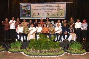 Deputi Kemaritiman Agustina Murbaningsih berfoto bersama Gubernur Sumbar dana nara sumber Sosialisasi Perpres No. 9/2019, di Padang, Sumbar, Rabu (24/4) siang. (Foto: Rahmat/Humas)