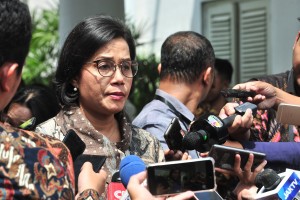 Menkeu Sri Mulyani menjawab wartawan usai mengikuti Sidang Kabinet Paripurna, di Istana Kepresidenan Bogor, Jabar, Selasa (23/4) siang. (Foto: JAY/Humas)