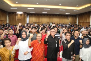 Home Affairs Minister takes group photo after attending an event at Surabaya Trenggilis University, Surabaya, Friday (12/4). (Photo: Ministry of Home Affairs).