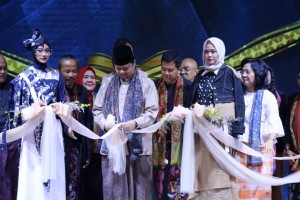 Minister of Industry Airlangga Hartarto opens the 2019 Muslim Fashion Festival (Muffest) in Jakarta, Wednesday (1/5). (Photo by: Ministry of Industry PR)