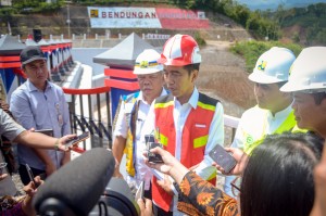 President Jokowi responds to reporters questions after inaugurating Gondang Dam, in Central Java, Thursday (2/1). (Phooto by: Agung/PR)