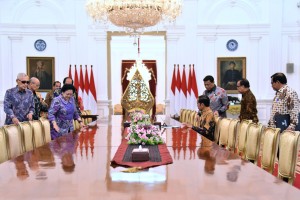 President Jokowi accompanied by a number of ministers receives the BPIP Steering Committee, at the Merdeka Palace, Jakarta, Thursday (9/5). (Photo by: OJI/PR)