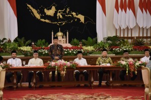 President Jokowi delivers remarks at Iftaar dinner with Heads of Government Institutions at the State Palace, Jakarta, Monday (6/5). (Photo by: Oji/PR)