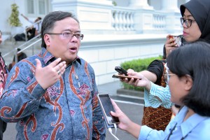 Menteri PPN/Kepala Bappenas Bambang Brodjonegoro menjawab wartawan usai mengikuti rapat terbatas, di Istana Merdeka, Jakarta, Kamis (16/5) sore. (Foto: AGUNG/Humas)