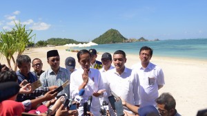 Presiden Jokowi menjawab wartawan saat mengunjungi KEK Mandalika, di Kab. Lombok Tengah, NTB, Jumat (17/5) siang. (Foto: Deny S/Humas)