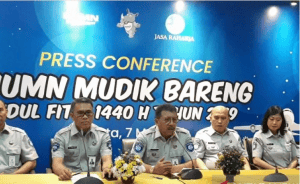 Director of Jasa Raharja Budi Rahardjo on his press conference on this year BUMN Mudik Bareng program, in Jakarta, Tuesday (7/5). (Photo by: Antara)