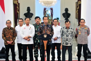 President Jokowi accompanied by Vice President Jusuf Kalla and officials on the press statement at Merdeka Palace, Jakarta, Wednesday (22/5). (Photo by: Jay/PR).