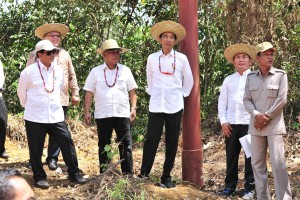 President Jokowi and his entourage inspect Gunung Mas Regency, Central Kalimantan, Wednesday (8/5). (Photo by: Jay/PR).
