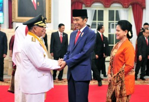 President Jokowi shakes hands with Governor of North Maluku Abdul Gani Kasuba after inauguration ceremony at the State Palace, Jakarta, Friday (10/5). Photo by: Jay/PR.