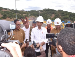 President Jokowi answers questions from reporters after inaugurating Rotiklot Dam, in Fatuketi Village, Belu Regency, East Nusa Tenggara, Monday (20/5). (Photo: Setpres)