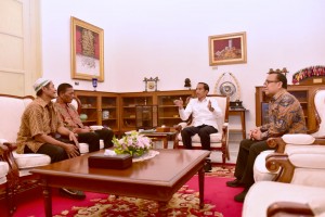 Abdul Rajab and Ismail, street vendors whose kiosks were looted during the riot on 22 May 2019, meet President Jokowi at Merdeka Palace, Jakarta, Friday (22/5). (Photo: Presidential Secretariat)
