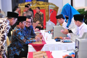 President Jokowi accompanied by Minister of Religious Affairs and Cabinet Secretary on the payment of zakat to Baznas, at the State Palace, Jakarta, Thursday (16/5). (Photo by: Jay/PR).