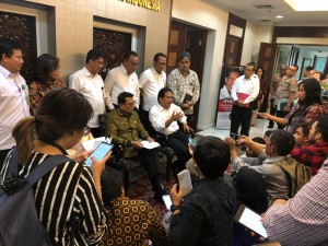 Minister of Agrarian and Spatial Planning/Head of the National Land Agency Sofyan Djalil, accompanied by Presidential Chief of Staff Moeldoko, delivers a press statement after attending Ministerial Meeting of the Team for Acceleration of Agrarian Conflict Resolution, at Bina Graha, Jakarta, Wednesday (12/6). (Photo by: Presidential Staff Office PR)