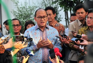 Chairman of Indonesian Chamber of Commerce and Industry (Kadin) Rosan P. Roeslani responds to reporters questions after a meeting with President Jokowi, at the Merdeka Palace, Jakarta, Wednesday (12/6). (Photo by: Jay/PR)