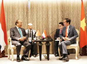 President Jokowi holds a bilateral meeting with Prime Minister of Vietnam Nguyen Xuan Phuc, at the Athenee Hotel, Bangkok, Saturday (22/6). (Photo by: PR/Moerti)