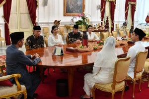 President Jokowi accompanied by First Lady Iriana welcome Agus Harimurti Yudhoyono and Edhie Baskoro Yudhoyono at Merdeka Palace, Jakarta, Wednesday (5/6). (Photo: BPMI)